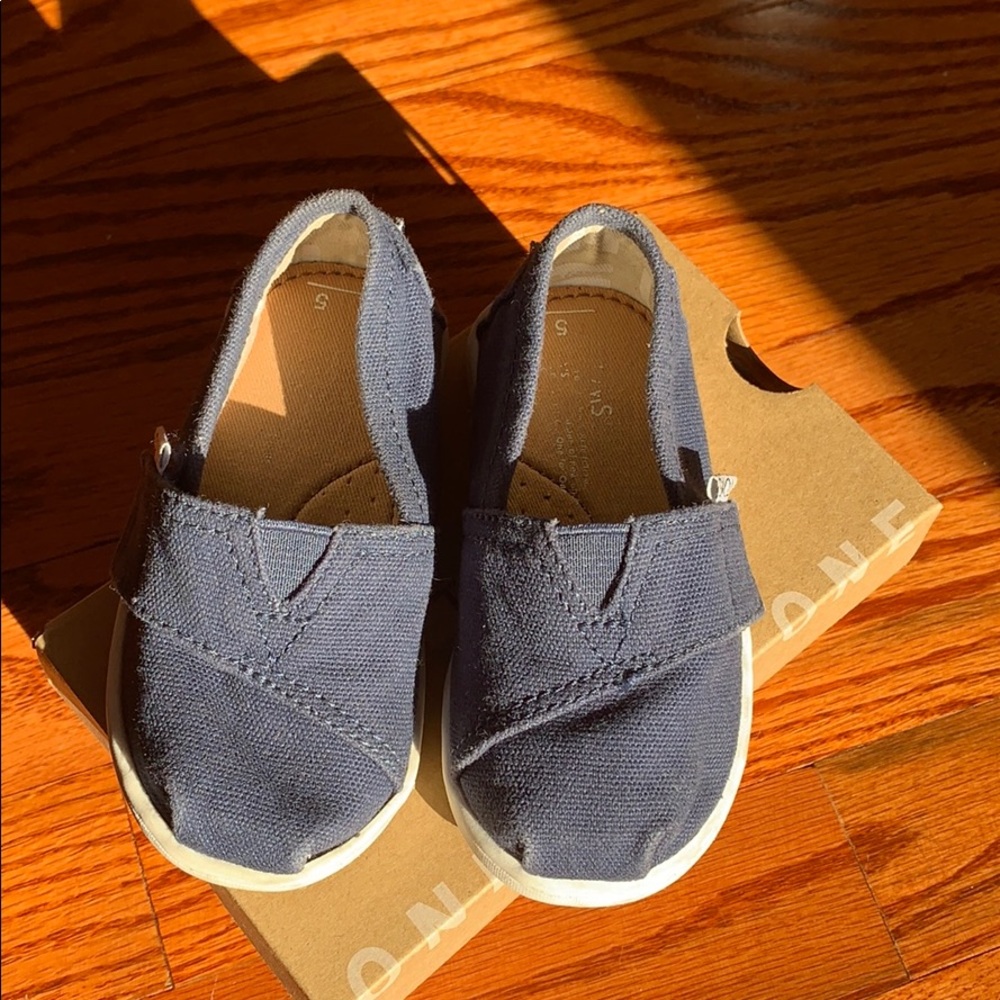 Toddler TOMS classic navy canvas sneaker